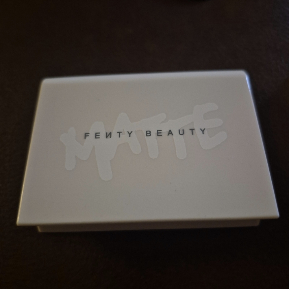 Fenty Beauty Invisimatte Blotting Powder Universal - Picture 5 of 7